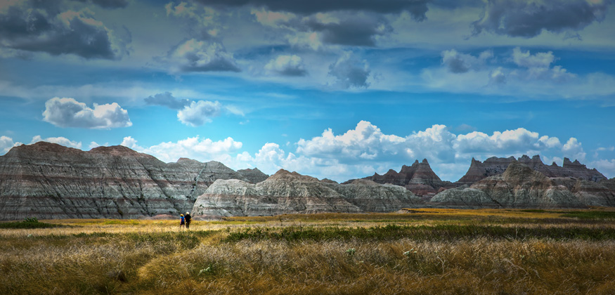 This image has an empty alt attribute; its file name is hiking-in-badlands.jpg